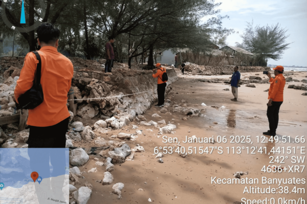 Tangkis Laut di Dusun Menangguh Roboh Akibat Banjir Rob