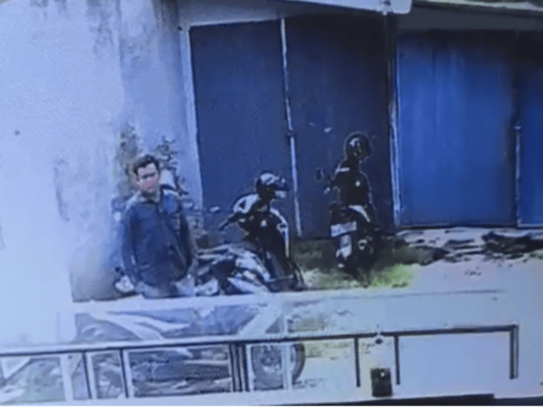 Terekam CCTV, Helm Hilang di Perumahan Puri Sampang pada Siang Hari